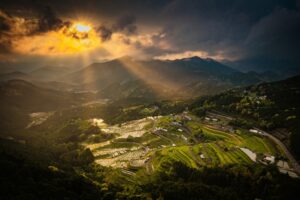 三重県・丸山千枚田。日本最大級の棚田群が描く美しい農村風景。