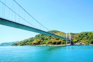 しまなみ海道・大島大橋。海上に架かる雄大なアーチ橋が、島々をつなぐ風景を描くランドマーク。