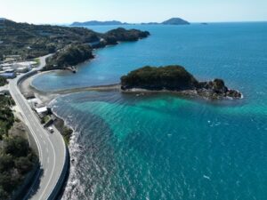 ねずみ島。干潮時に現れる砂の道が、島へと続く幻想的な風景をつくり出す。