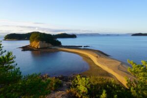 エンジェルロード（香川県）。干潮時に現れる砂の道が、島と島をつなぐロマンチックなスポット。
