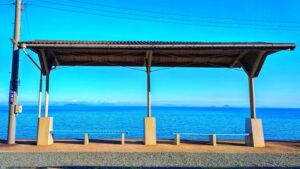 下灘駅。澄んだ青空と海が広がる、心洗われる絶景の駅。.