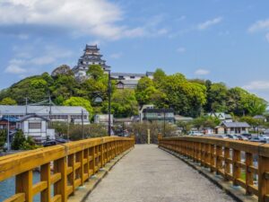 唐津城。舞鶴公園に立つ、美しい天守が海と町を見渡す名城。