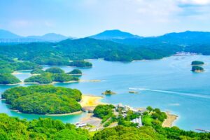 唐津市肥前町のいろは島。大小の島々が海に散りばめられ、まるで色紙を散らしたような風景。