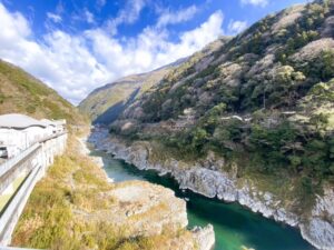 大歩危・小歩危(おおぼけ・こぼけ) 四国・徳島県の渓谷美が際立つ景勝地。深いV字谷を吉野川が流れ、奇岩や急流が織りなす迫力ある絶景が楽しめる。