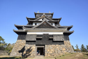 国宝・松江城。現存天守がそびえる、歴史と風格を今に伝える水の都・松江の象徴。