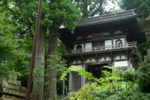 大山寺-山門。荘厳な雰囲気を漂わせる、古刹への入口。