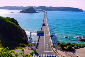 山口県下関市にある角島大橋は、エメラルドブルーの海に架かる全長1780メートルの絶景橋として知られる。