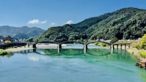 山口県岩国市にある錦帯橋は、5連のアーチが特徴の木造橋で、日本三名橋の一つに数えられる。