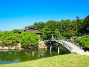 岡山城を背景に広がる日本三名園のひとつ、岡山後楽園。四季折々の風景が楽しめる大名庭園。