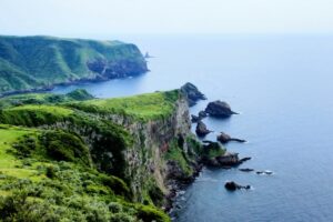 島根県・隠岐の国賀海岸。断崖絶壁と奇岩が連なる、ダイナミックな景観が広がる国立公園。