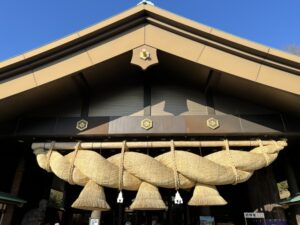 常陸国出雲大社。境内にかかる日本最大級の大しめ縄が圧倒的な存在感を放つ、縁結びの神様として多くの参拝者を集める神聖な場所。