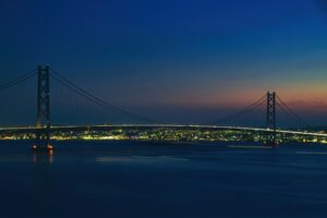 明石海峡大橋。夜明け前の静寂に包まれた幻想的な青のグラデーション。