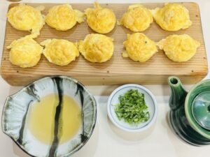 明石焼き。ふわふわの卵生地にタコを包み、だしにつけて食べる兵庫県の郷土料理。