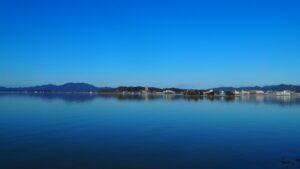 晴天に映える青い宍道湖。水面はまるで鏡のように空を映し、静けさと美しさが広がる島根の絶景。