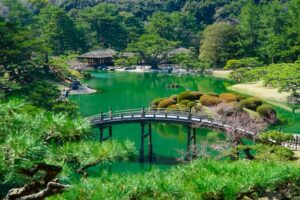 栗林公園・偃月橋。優雅な曲線を描きながら南湖に架かる、庭園美を象徴する橋。