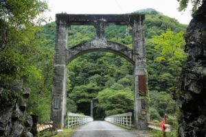 止呂橋。趣ある石造りのアーチ橋が、静かな渓谷に美しく溶け込む歴史的な橋。