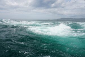 潮の干満が生む自然の驚異。世界最大級の渦潮が織りなす、圧巻の海のドラマ。