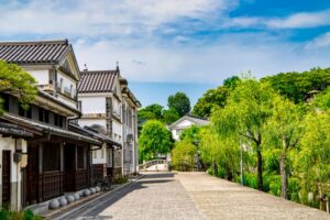 白壁の蔵と柳並木が美しい、倉敷美観地区の歴史情緒あふれる街並み。