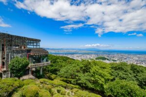 眉山ロープウェイ。徳島市街と瀬戸内海を一望できる。