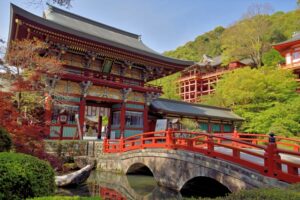 祐徳稲荷神社「楼門」──豪華絢爛な装飾が施された、朱塗りの壮麗な門。