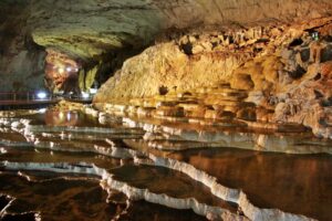 秋吉台の地下に広がる秋芳洞は、全長約10キロに及ぶ日本最大級の鍾乳洞で、幻想的な地底の風景が訪れる人を魅了する。