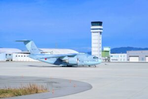 美保飛行場（米子鬼太郎空港）に駐機する輸送機。航空自衛隊の重要な輸送拠点のひとつ。