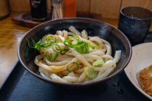 讃岐うどん。コシのある麺とだしの効いたつゆが魅力の香川県名物。