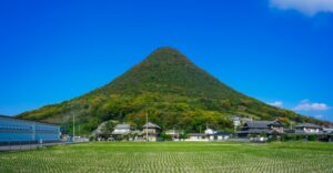 讃岐富士こと飯野山。青空に映える優美なシルエットが印象的。