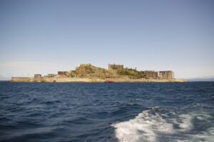 軍艦島──かつて海底炭鉱で栄えた無人島。独特な廃墟の景観が印象的。