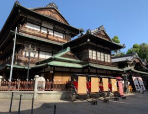 道後温泉本館。日本最古の温泉とも言われる歴史ある湯処。趣ある木造建築が明治時代の面影を今に伝える