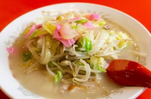 長崎ちゃんぽん──豚骨スープに太麺とたっぷりの野菜・海鮮が入った、長崎の名物麺料理。