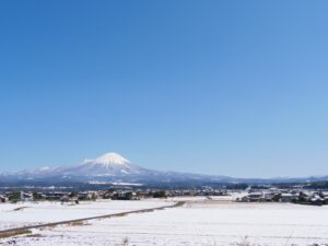 雪の帽子を被った鳥取県の大山。冬の静けさに包まれた美しい景観。
