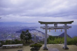 香川・高屋神社。標高404メートルの稲積山山頂に立つ「天空の鳥居」からは、瀬戸内海や街並みを一望できる絶景が広がる。