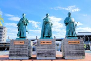 幕末の志士、武市瑞山・坂本龍馬・中岡慎太郎の像が並ぶ高知の玄関口。