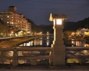 鳥取県・三朝温泉。世界有数のラドン泉として知られ、癒しと健康を求めて訪れる人々に愛される名湯。