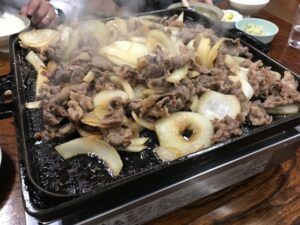 たっぷりの玉ねぎと甘辛いタレが食欲をそそる「十和田バラ焼き」