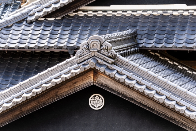 時代を超えて、家の誇りを守り続ける家紋。A Family crest (Kamon) that preserves the pride of a family across generations.