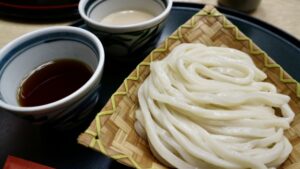 ざるに盛られた水沢うどん。胡麻だれや醤油だれでいただくのが地元流。