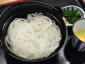 煮えたぎる出汁にくぐらせて食べる「地獄炊き」は、五島うどんならではの伝統的なスタイル。
