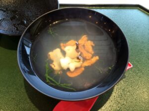 「いちご煮」だし汁に浮かぶウニの姿が、野いちごに見えることからこの名が付いた