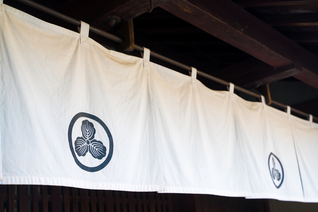 戦場の旗印から、家を示すしるしへ。From battlefield banners to symbols of the household.