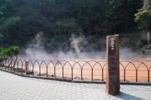 大分県別府市の国指定名勝・血の池地獄──赤く染まった熱泥が湧き上がる、日本最古の天然地獄のひとつ。