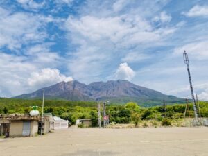 桜島──今も活動を続ける鹿児島の象徴的な火山。力強くそびえる姿が自然の迫力を物語る。
