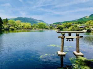 湯布院・金鱗湖に立つ鳥居──湖面に映える神秘的な風景が訪れる人を魅了する。