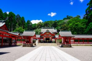 霧島神宮──霧島連山の麓に佇む、朱塗りの社殿が美しい南九州屈指の古社。