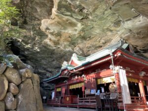 鵜戸神宮──海に面した断崖の洞窟に建つ、神秘的な朱塗りの本殿が特徴の神社。