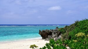 鹿児島県与論島の宇勝（ウァーチ）海岸。白い砂浜と透き通る海が広がる、南国の隠れた楽園。