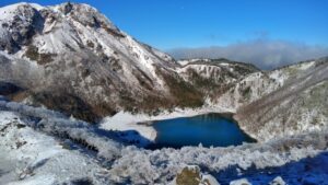 雪化粧を施した山々