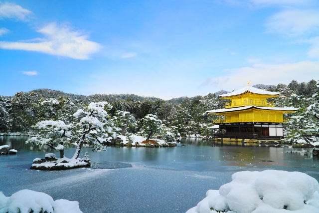 雪化粧の金閣寺