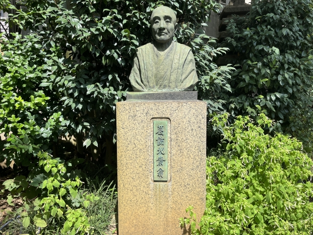 誓教寺の葛飾北斎像
